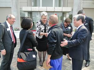 ジェニー・ドウェル市長が日本人男性と笑顔で握手をしている写真