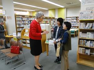 図書館内でジェニー・ドウェル市長が日本人女性2人と話をしている様子の写真