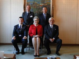 前列に左からギャリー・マーフィー氏、ジェニー・ドウェル市長、日本人男性が椅子に座り、後列に2人の日本人男性が立ち記念撮影をしている写真