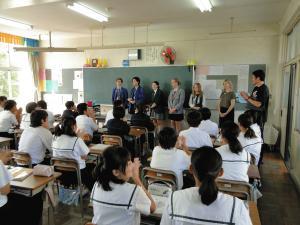 リズモー市からの女子学生3名と男子学生2名が高田西中学校の教室で挨拶をしている写真