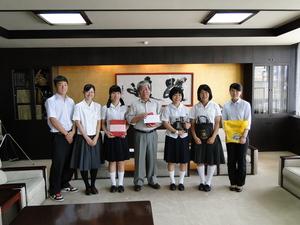市長を真ん中に学生が3名ずつ両脇に並び記念撮影をしている写真