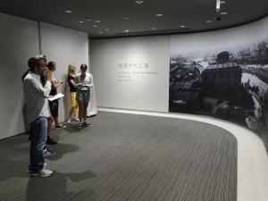 平和記念資料館の館内で案内を見ているリズモー市からの生徒達の写真