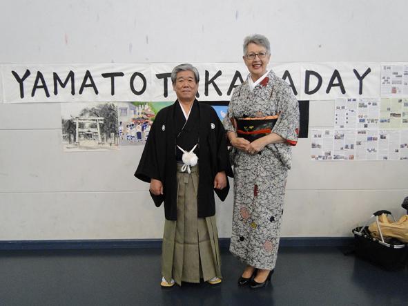両市長がの紋付き袴と着物を着ての記念写真