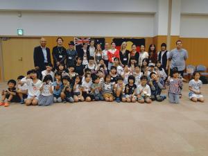 イベントに参加した沢山の子供達と関係者達の集合写真