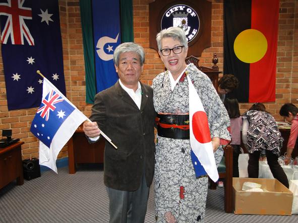 リズモー市長が小さい日本国旗、大和高田市長が小さいオーストラリア国旗を持ち並んで記念撮影をしている写真