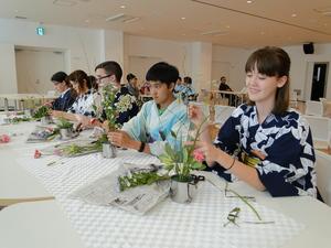 浴衣を着て生け花を体験しているリズモー市の学生5名の写真
