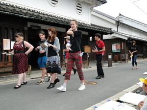 橿原市今井町の城下町を散策しているリズモー市の学生5名と引率の先生の写真
