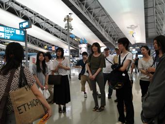 空港のロビーに集まっている交換学生や関係者たちの写真