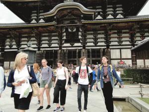 東大寺をバックに歩いているリズモー市の学生達の写真
