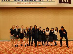 リズモー市の制服を着た生徒5名と大和高田市の生徒5名が肩を組み、両脇に各先生が並んで記念撮影をしている写真