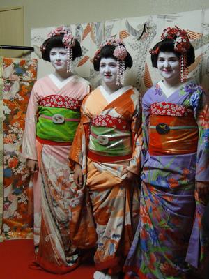顔に白塗りをし、着物を着て舞子さんの格好をしたリズモー市の女子学生3人の写真
