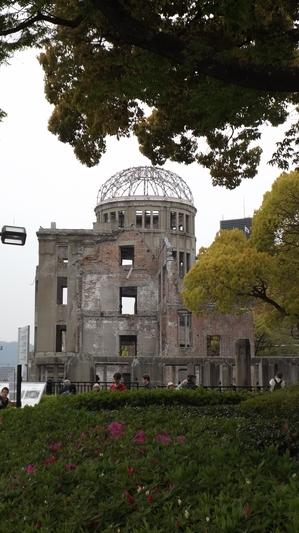 木々の間に見えている原爆ドームの写真