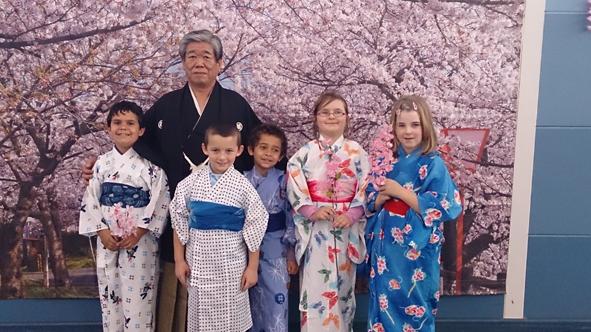 紋付き袴の市長と浴衣を着たオーストラリアの5人の子供達との記念写真