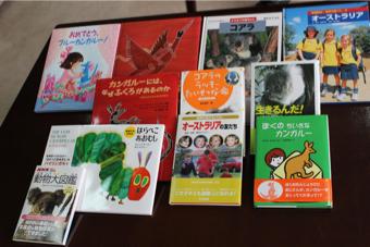 11冊のオーストラリア関連図書が本棚に並べれている写真