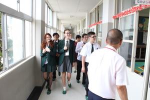 磐園小学校の廊下を歩いているリズモー市の学生達の写真