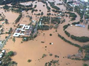洪水で町が冠水しているリズモー市の空撮写真
