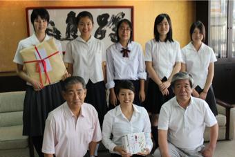 派遣する女子学生5名と市長、関係者ら2名との集合写真