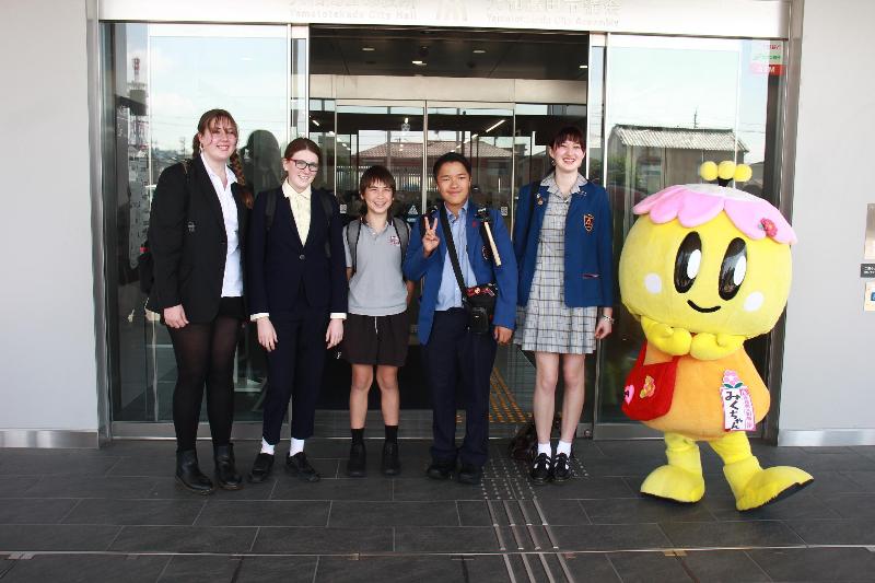 大和高田市役所正面エントランス前でのリズモー市派遣学生学生たちの集合写真