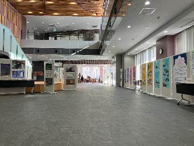 大和高田市役所1階での展示の様子