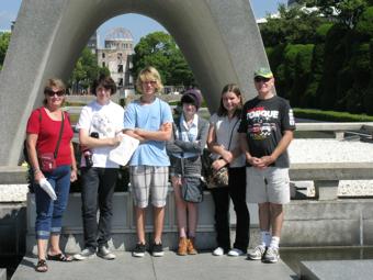 引率者2名と学生4名が原爆死没者慰霊碑の前で記念撮影をしている写真