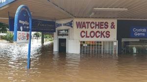 WATCHES&CLOCKSの店舗半分が水で浸かっている写真