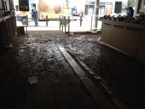 泥で汚れている店舗の床の写真