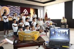 日本の子供達がスカイプを使いリズモー市の学生達と通話している写真