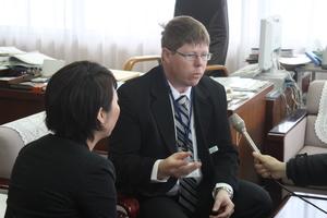 キャメロンさんがマイクを向けられ話している写真