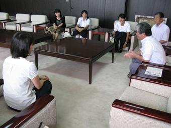 肘掛け付の椅子に座り話をしている市長と派遣学生の写真