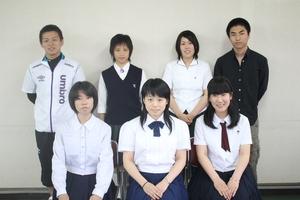 前列に3名の学生が座り、後ろに4名の学生が立ち記念撮影をしている写真
