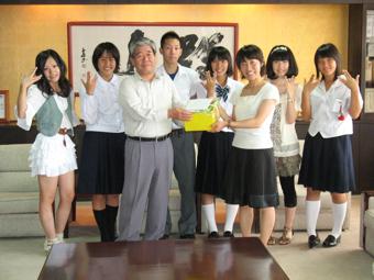 交換学生と随行教諭の6名と市長が笑顔で記念撮影をしている写真