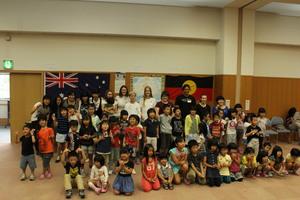 イベントに参加した子供達、リズモー市の派遣学生がみんなで並んで記念撮影をしている写真