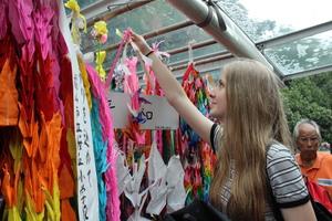 リズモー市の女子学生が折り鶴を飾っている写真