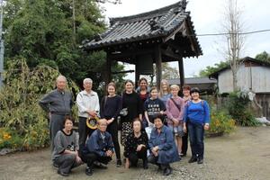 鐘撞台の前で記念撮影をしているリズモー市の学生達と関係者の人達の写真
