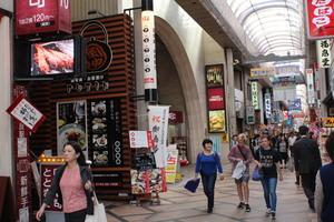 アーケード内を散策しているリズモー市の学生達の写真