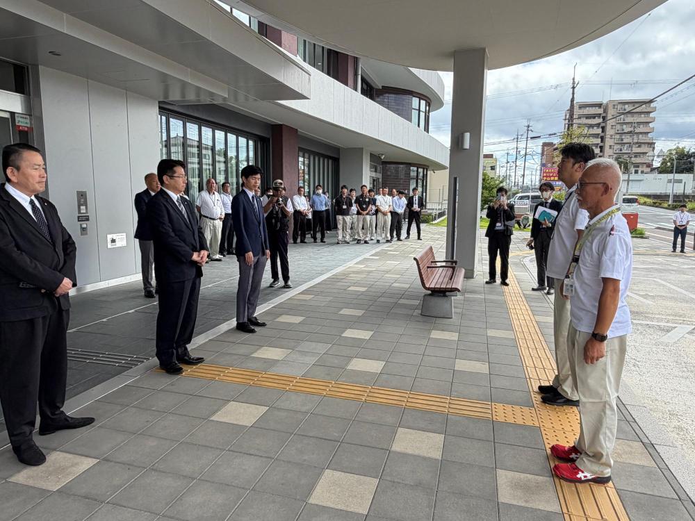 出発式での市長・副市長・議長と派遣職員