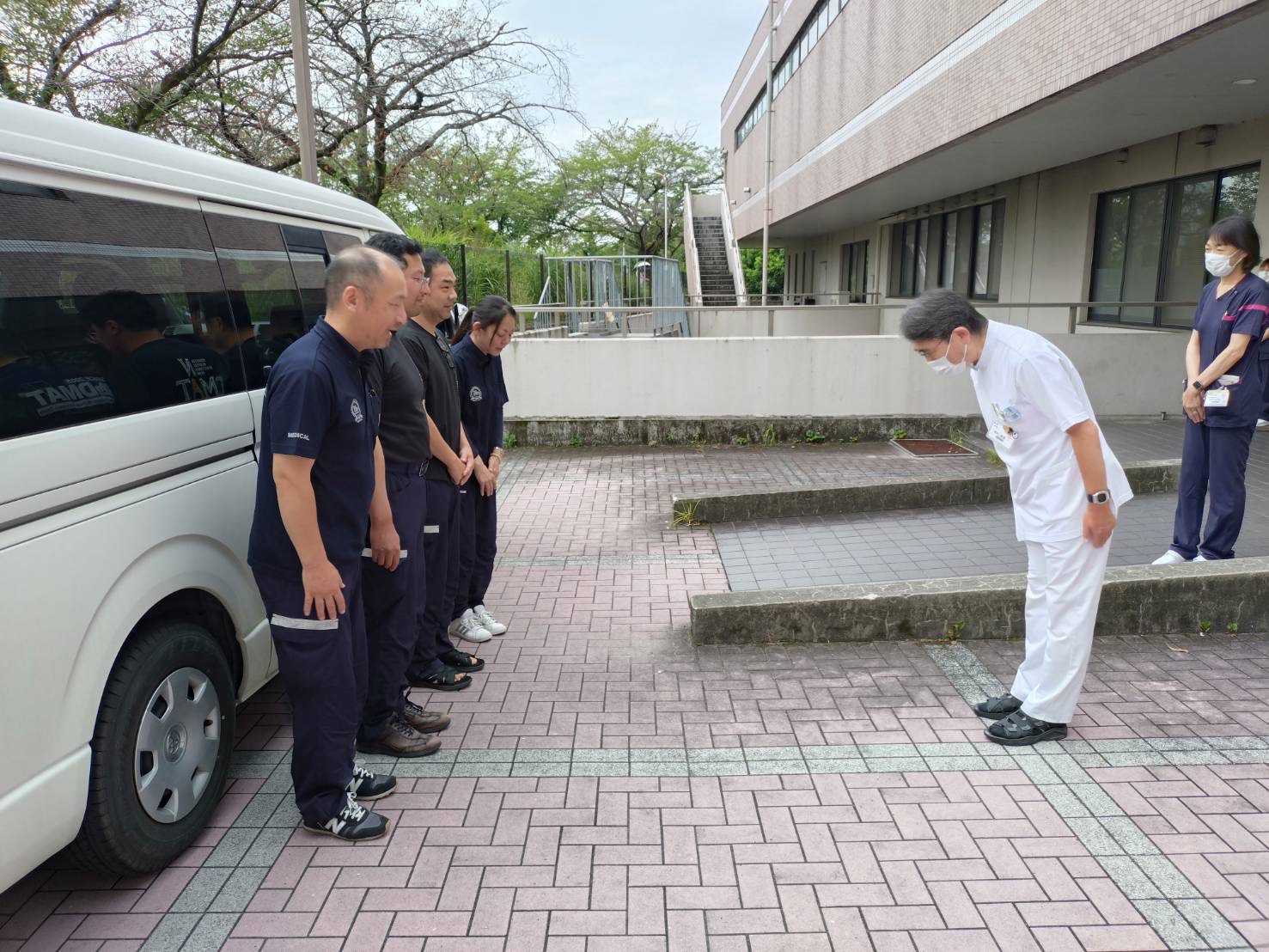 病院長がDMAT隊員を出迎え