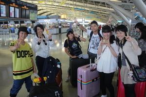6名の派遣学生が、空港ロビーで笑顔でピースサインをしている写真