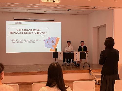 質問を受ける様子