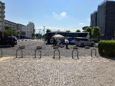 蓮のみちバスツアー受付場所写真（JR高田駅東側広場）