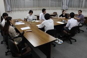 6名の学生が2名の先生と事前研修の打合せをしている写真