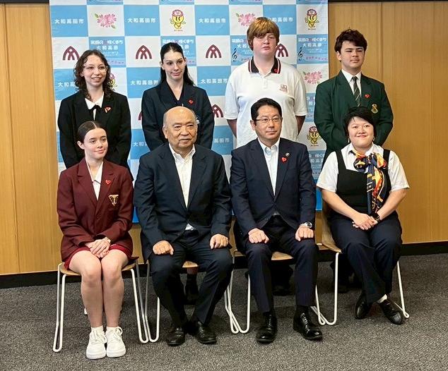 リズモー市の学生5名と、引率者1名が大和高田市役所に到着し、市長を表敬訪問した。