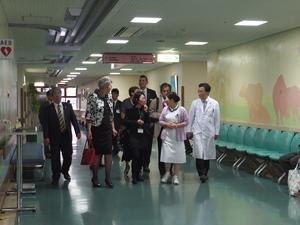 白衣を着た女性看護師と男性医師と一緒に院内の廊下を歩いているジェニー・ドウェル市長やギャリー・マーフィー氏達の写真