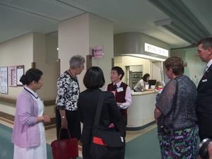 ジェニー・ドウェル市長がベストを着た病院の男性スタッフと話をしている様子の写真