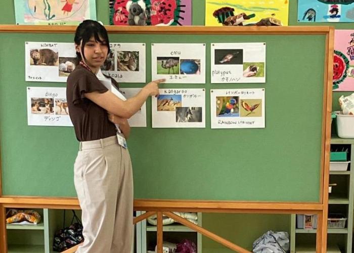 女性が動物の写真を指さしているところ