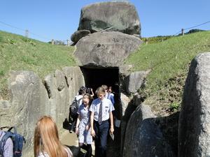 岩のトンネルからでてきたリズモー市の学生たちの写真