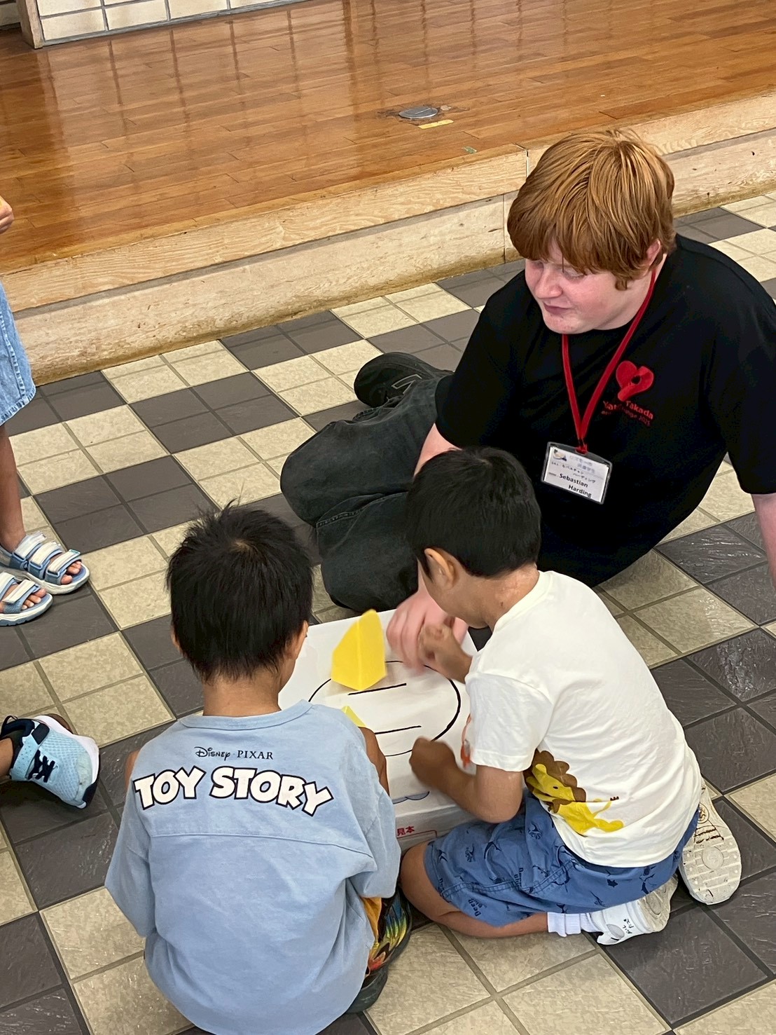 リズモー市の学生5名と、引率者1名がバンブーイングリッシュに参加し紙相撲を楽しみました。