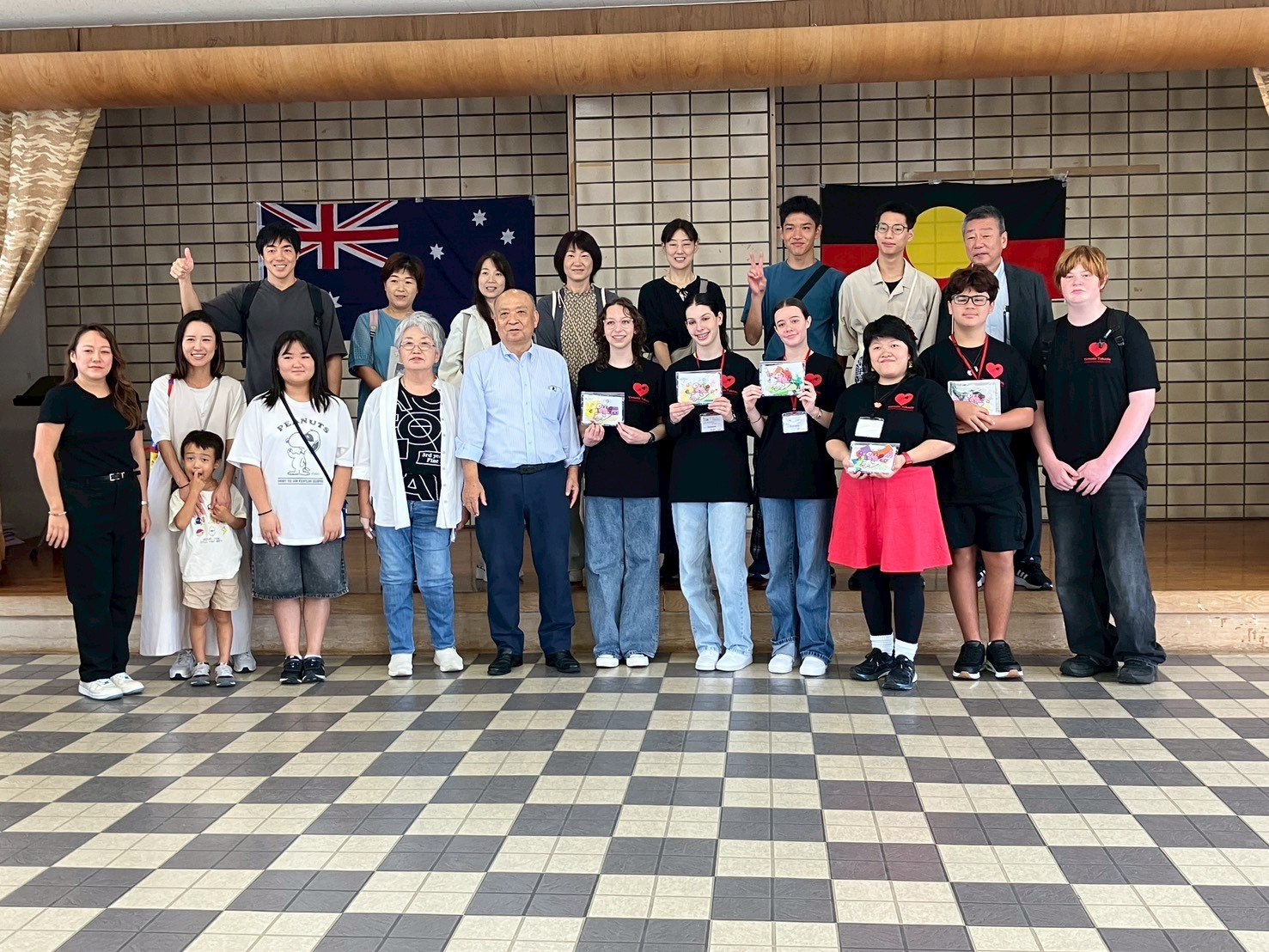 リズモー市の学生5名と、引率者1名がバンブーイングリッシュに参加し、中央公民館前で関係者と集合写真を撮りました。