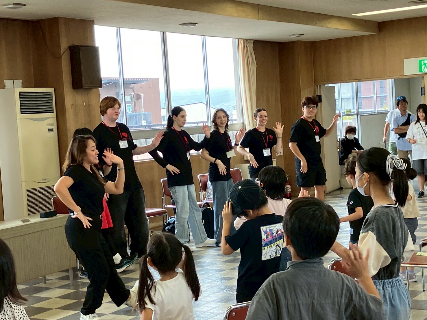 リズモー市からの派遣学生5名と、引率者1名が大和高田市内在州の5歳から12歳の子供たちが、月に2回、外国人講師と楽しく英語を学んでいる、バンブーイングリッシュに参加しました。