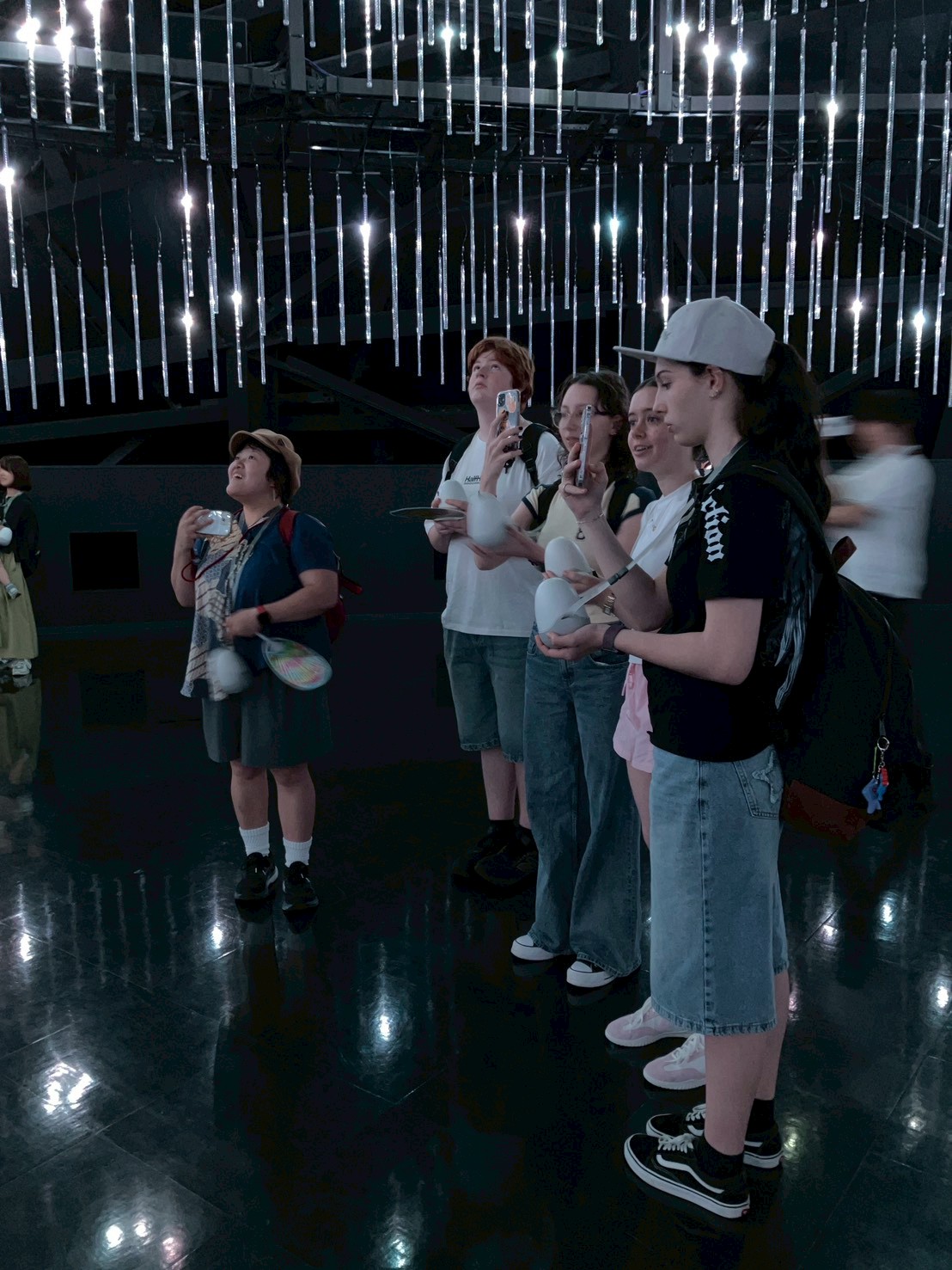 リズモー市の学生5名と、引率者1名が大阪万博に行き電力館を訪問しました。